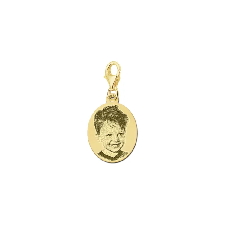 Gouden bedel met foto ovaal gegraveerd