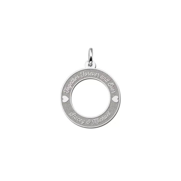 Ronde hanger van zilver met 2 hartjes 20mm Gegraveerd