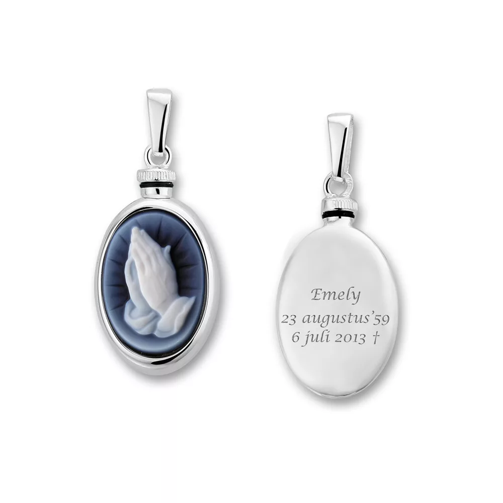 Zilver ovaal assieraad met blauwe camee 'biddende handen' gegraveerd