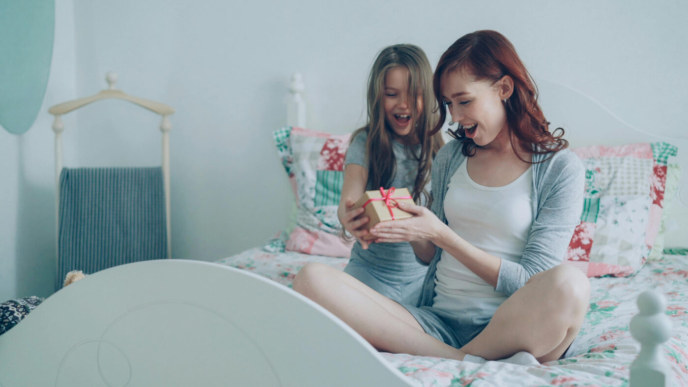moeder en dochter openen cadeau samen persoonlijk moment