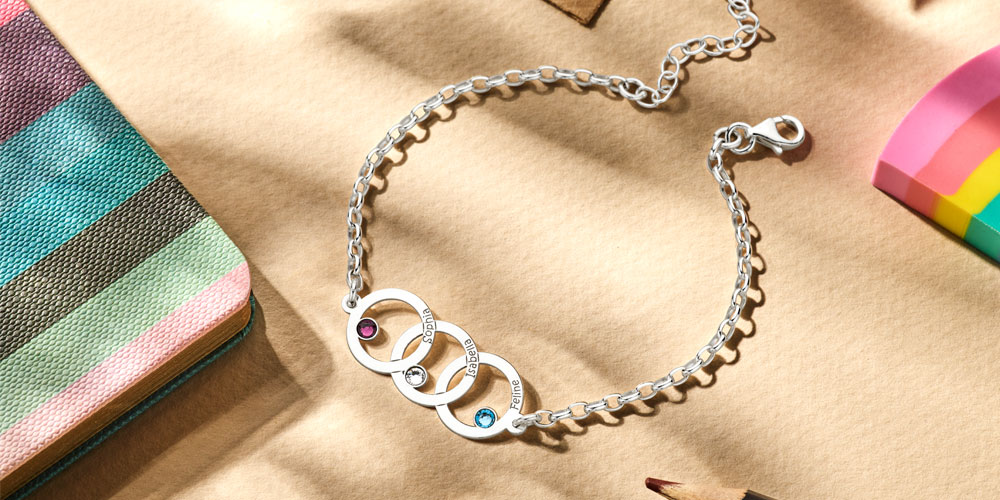 Persoonlijke zilveren armband met namen en geboortestenen voor moeder cadeau