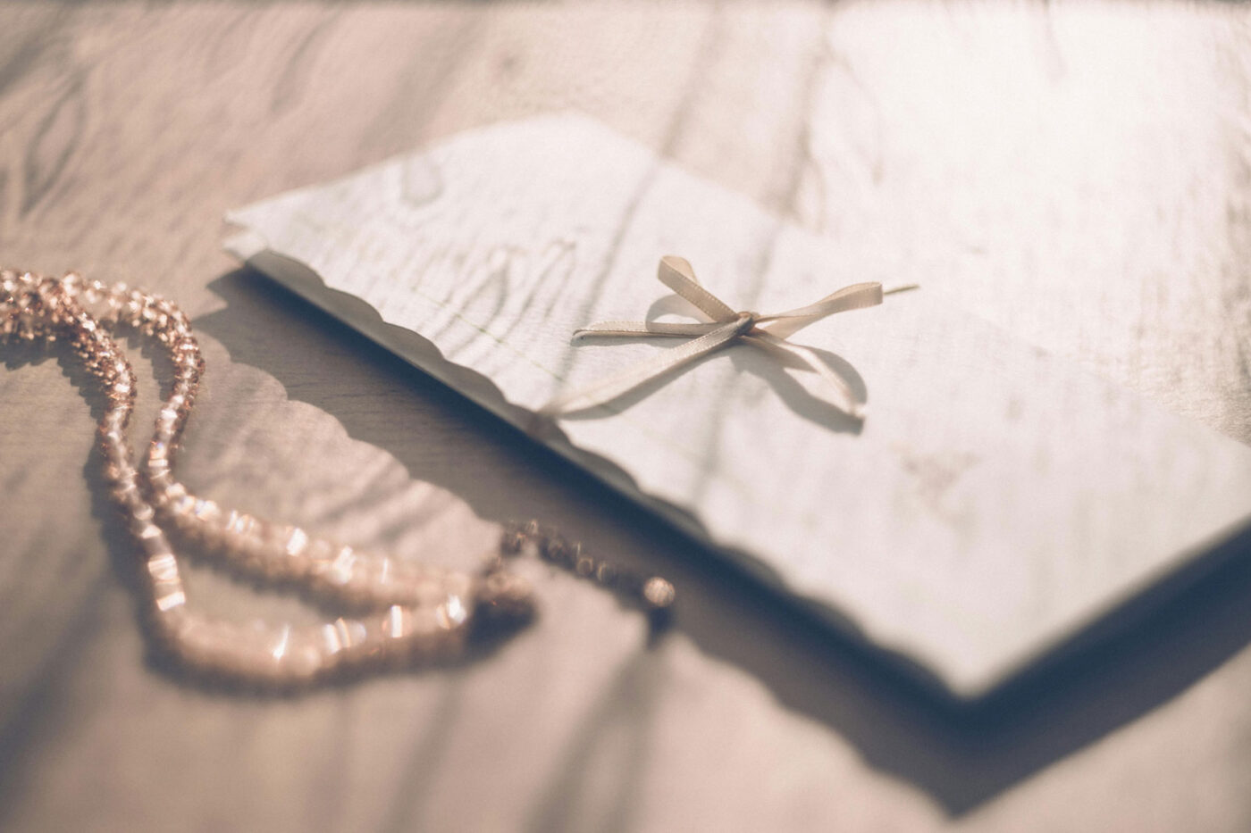 Persoonlijk cadeau met handgeschreven brief en sieraden op houten tafel
