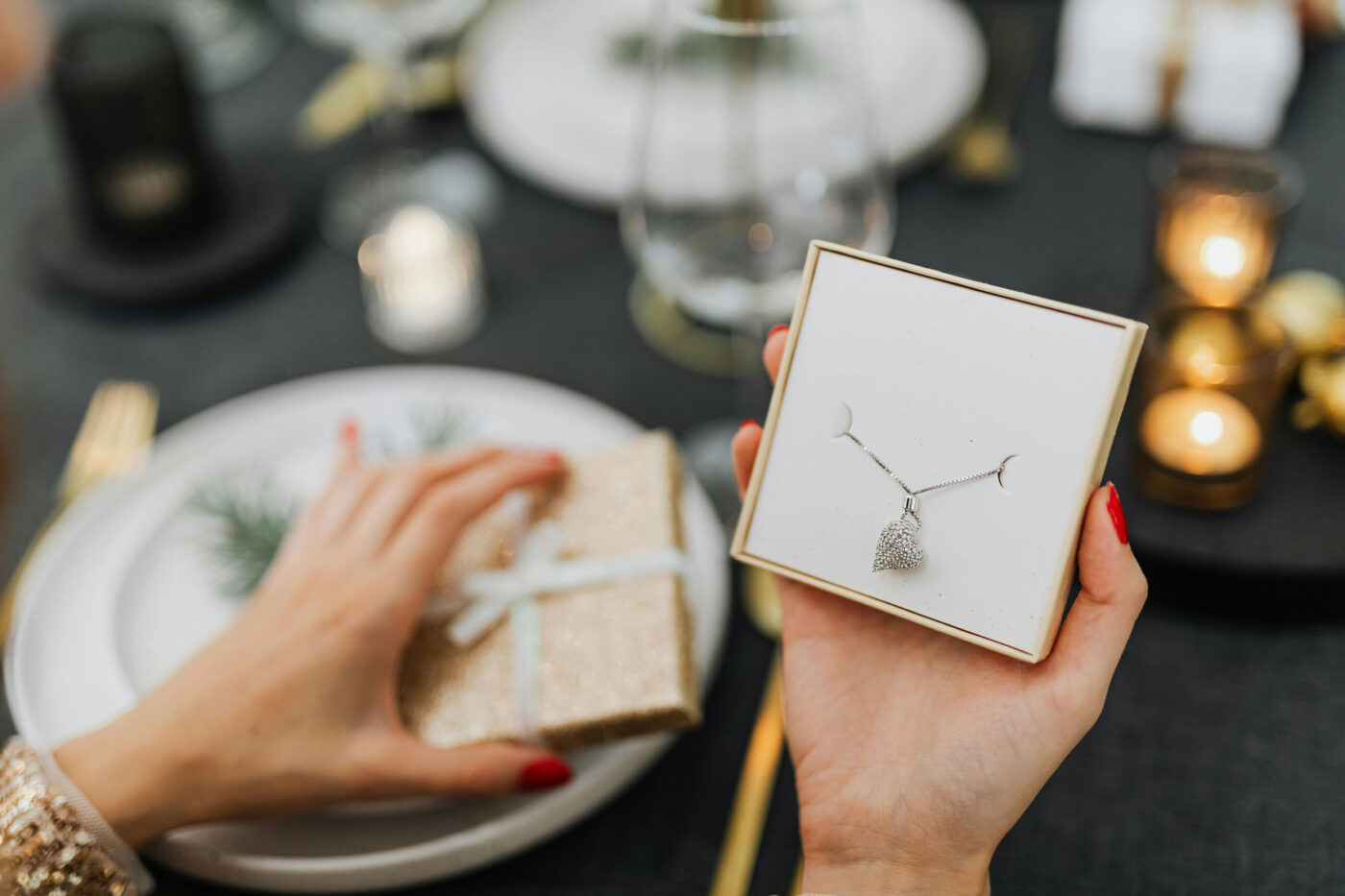 Persoonlijk cadeau voor moeder met ketting in doosje tijdens diner moment
