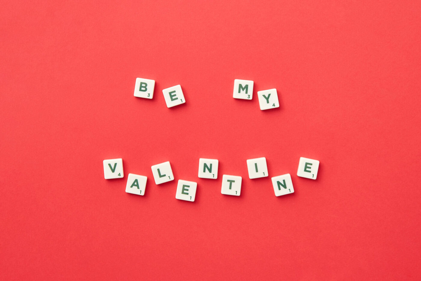 Be my Valentine tekst op letterblokjes als symbool voor een persoonlijk Valentijnscadeau