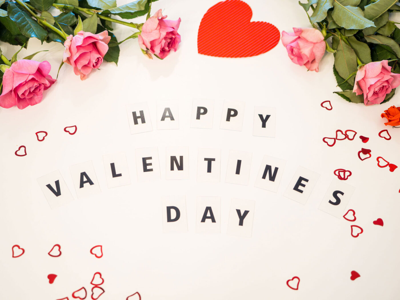 Happy Valentine’s Day met roze rozen, rode hartjes en Valentijnsdecoratie als inspiratie voor een persoonlijk Valentijnscadeau voor je vriendin