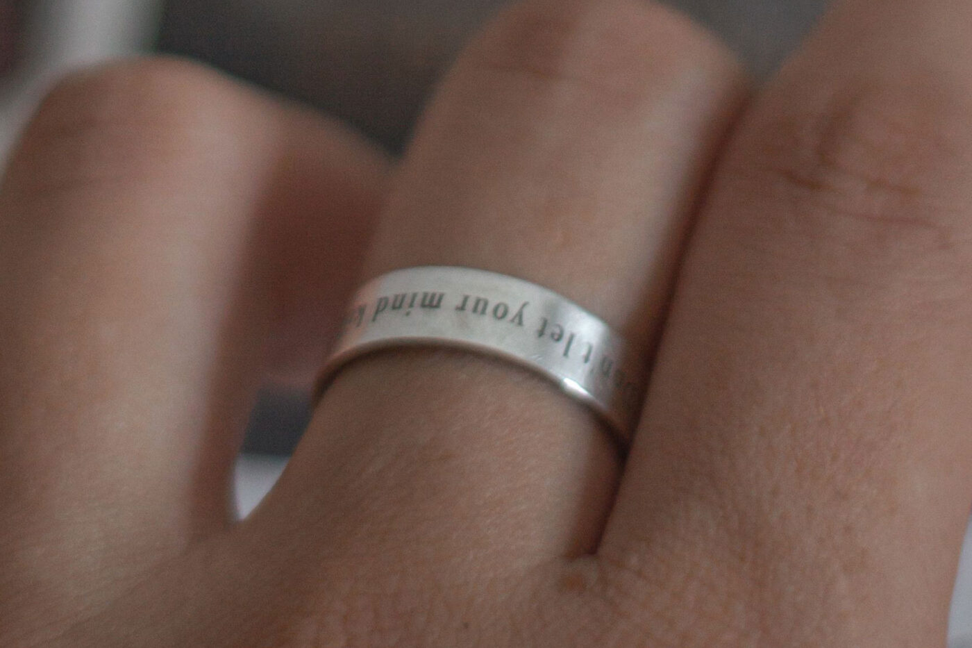 Gegraveerde ring met persoonlijke tekst als inspiratie voor een gravure met betekenis sieraad graveren ideeën