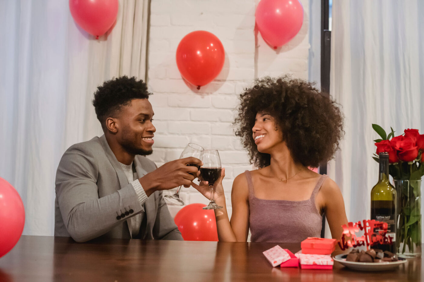Romantische Valentijnsdate met diner, wijn en persoonlijk Valentijnscadeau
