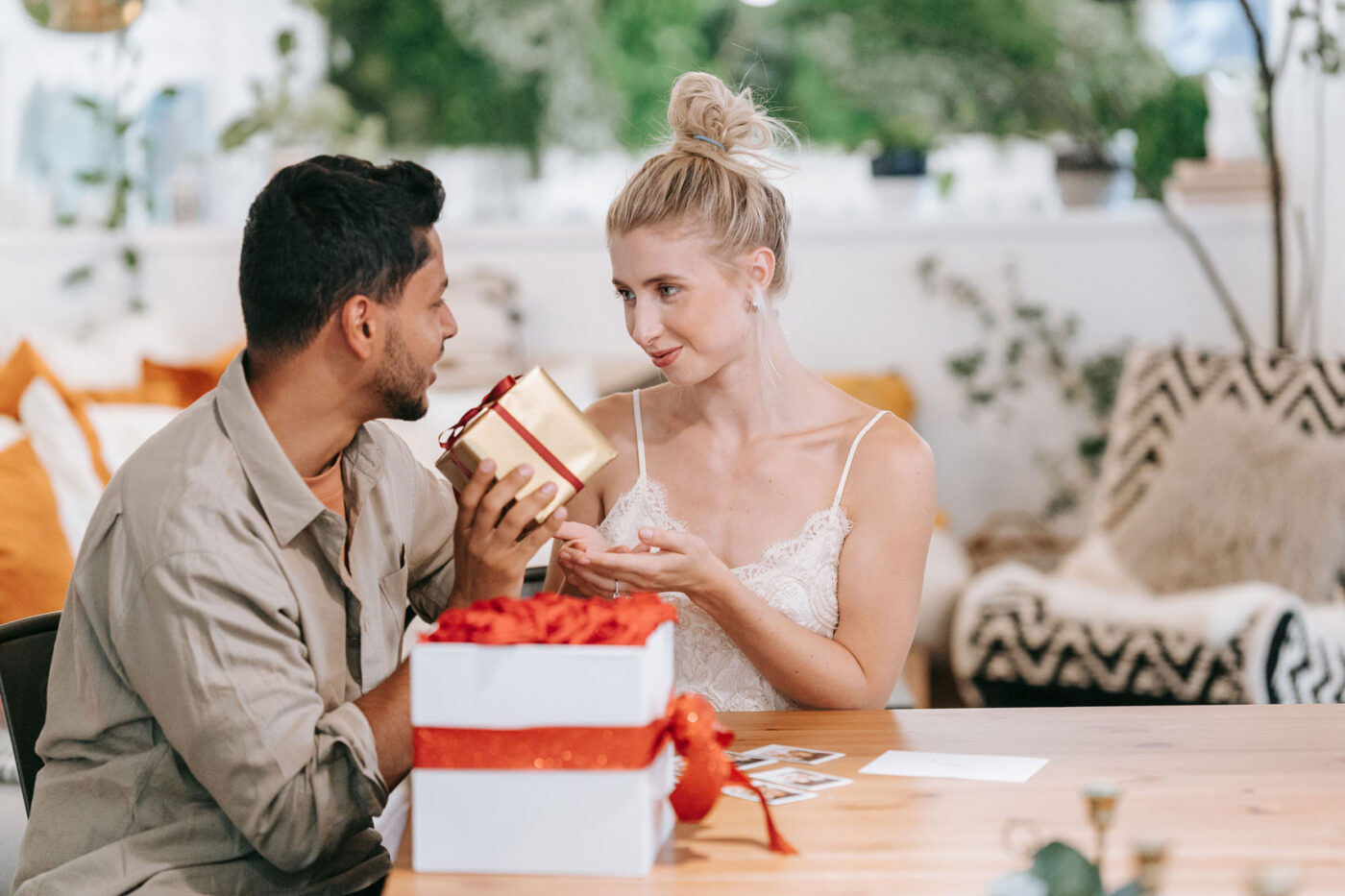 Man geeft een persoonlijk Valentijnscadeau aan zijn partner tijdens een romantisch moment