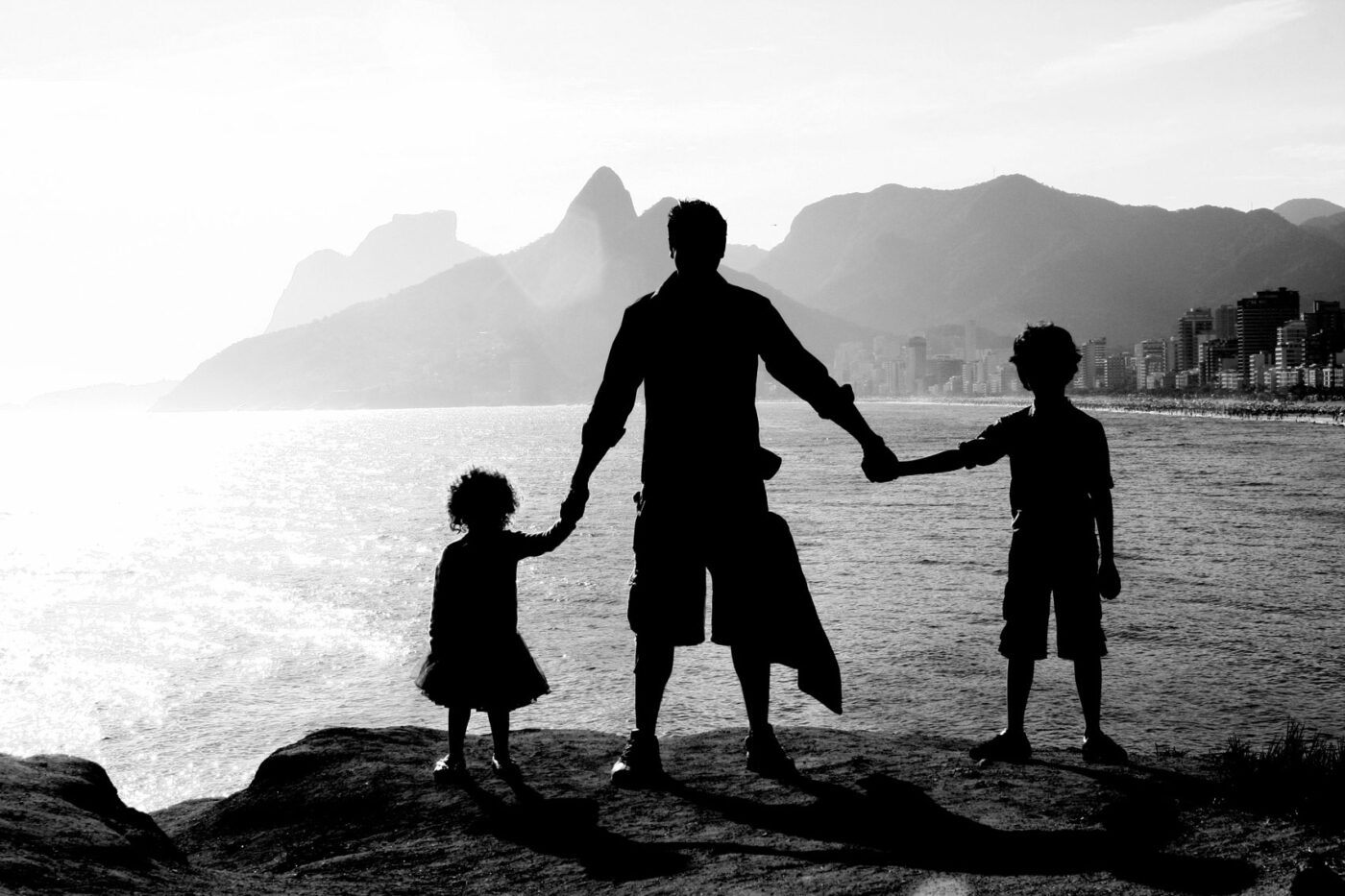 Vader met zoon en dochter hand in hand aan zee